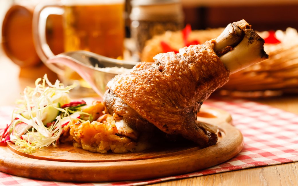 Свиняча рулька в пиві