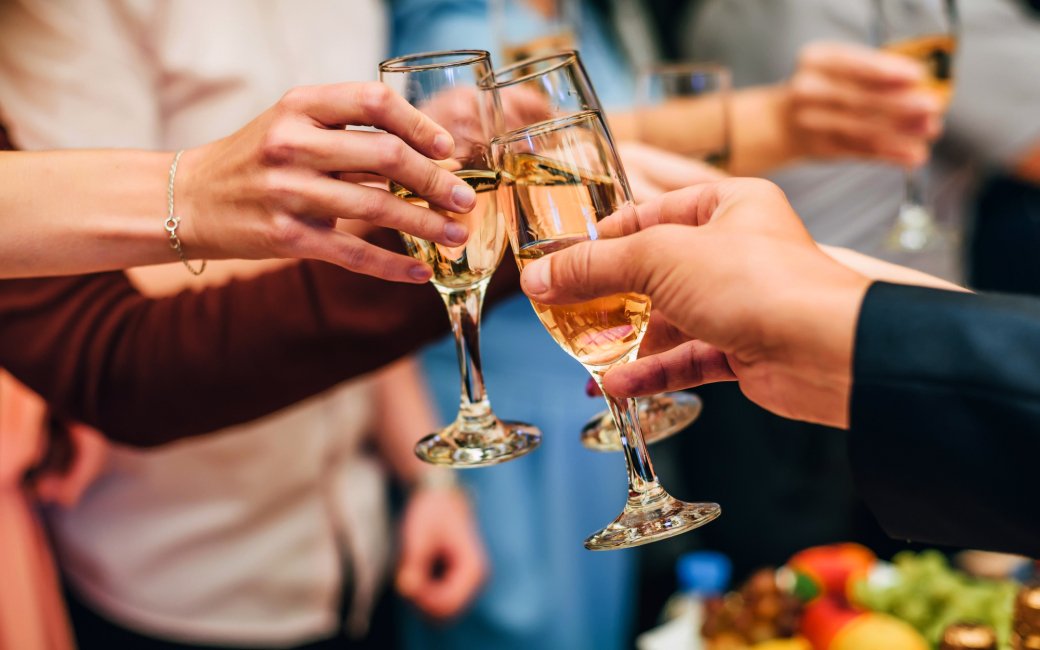 Келихи з шампанським