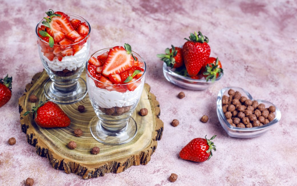 Десерт з полуницею