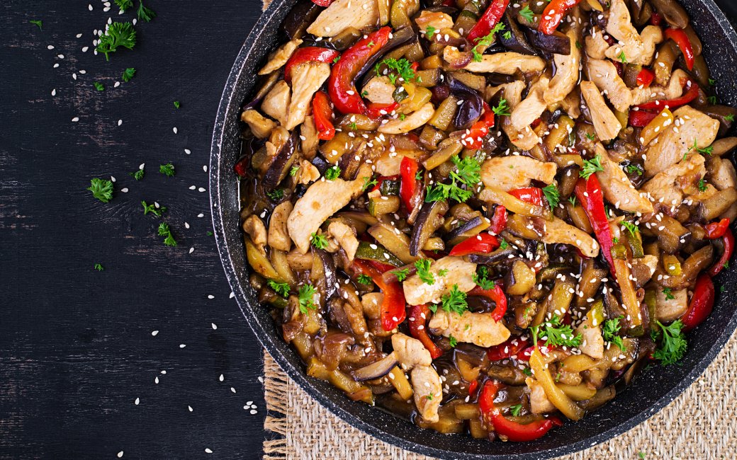 Смажена курка з овочами і азійському стилі