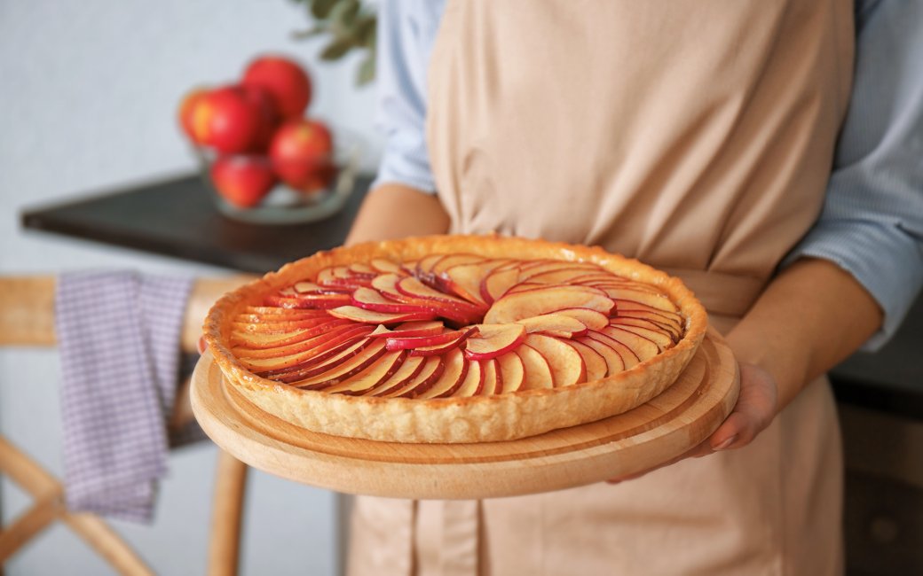 Жінка тримає пиріг