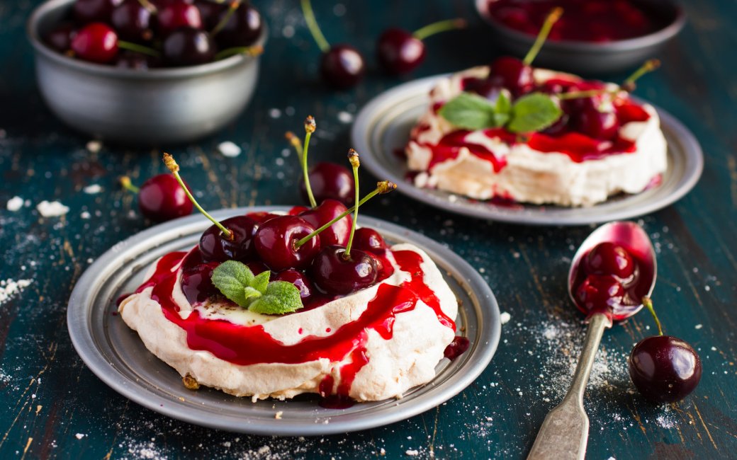 десерт Павлова с вишней