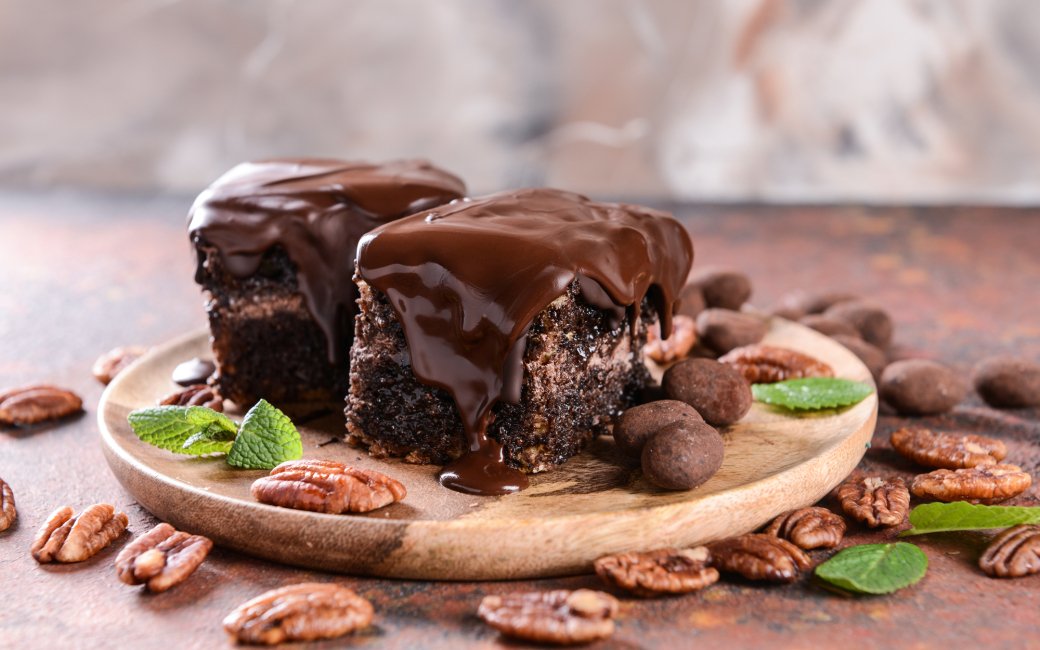 Пляцок з горіхами і глазур'ю