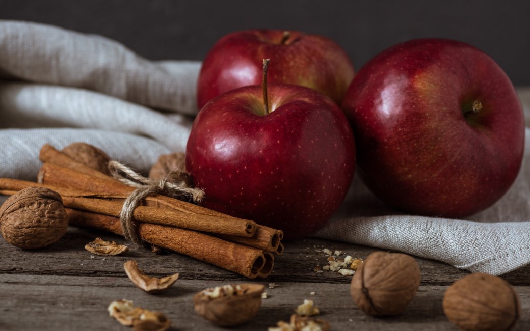 Яблука та кориця