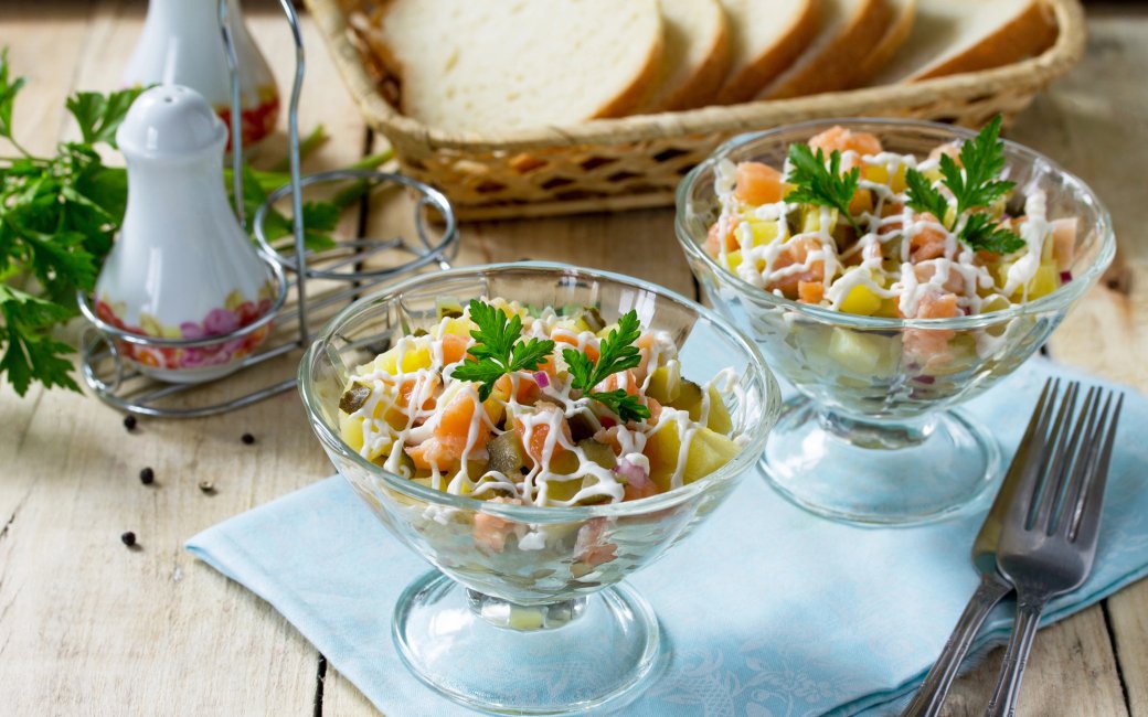 Салат з куркою і солоним огірком