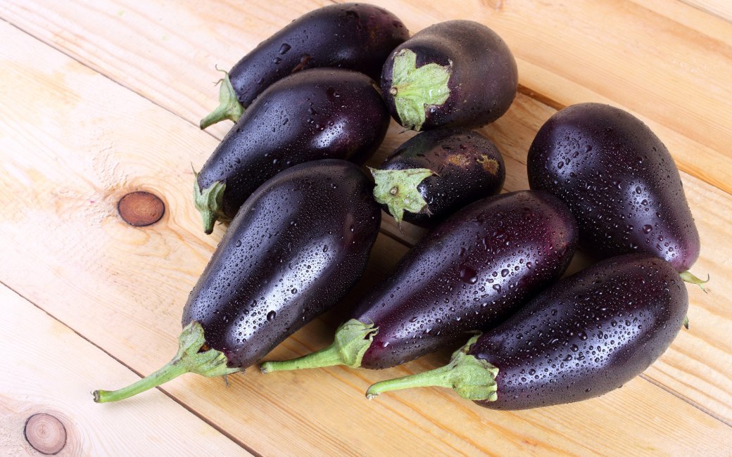 Баклажани на обробній дошці