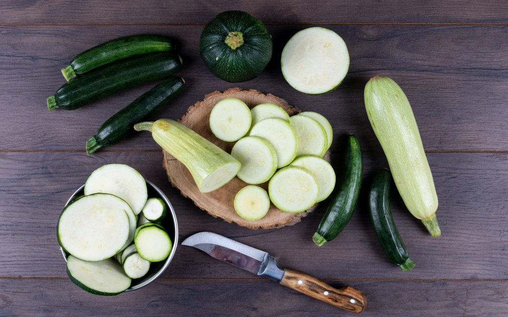 Кабачки та цукіні на столі