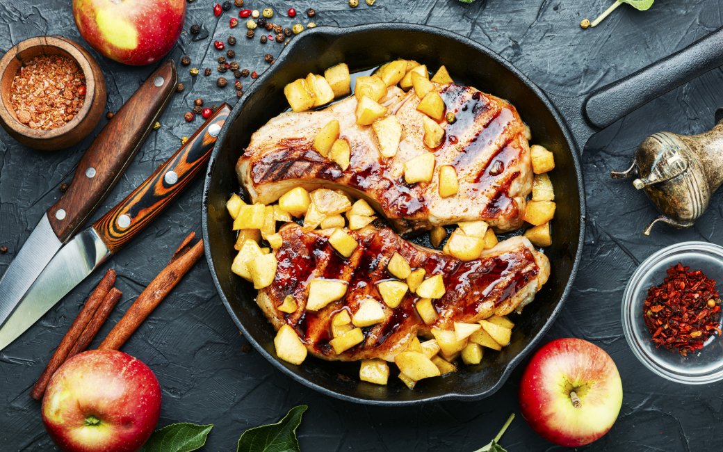 Карамелізована свинина з яблуками