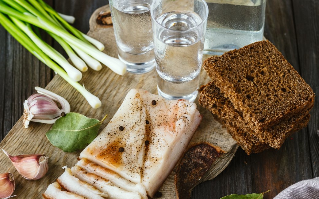 Сало з горілкою і часником