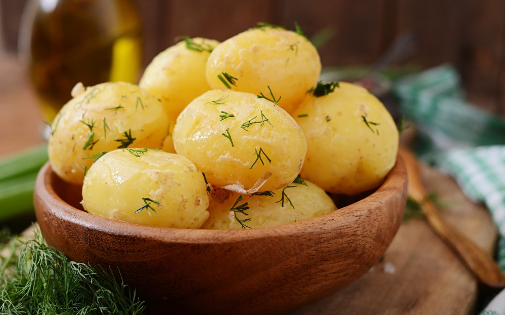 Варена картопля з зеленню