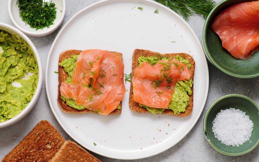 тости з авокадо і червоною рибою