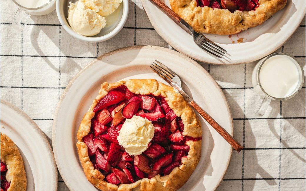 Галета з ревенем і полуницею