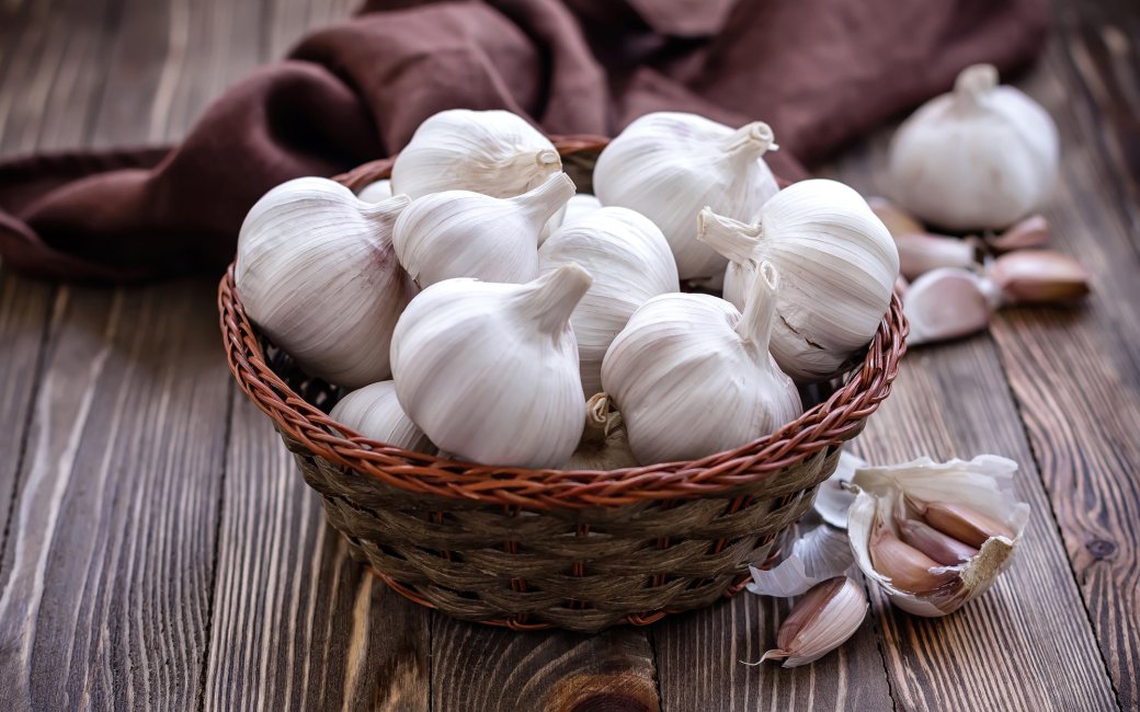 Часник у кошику