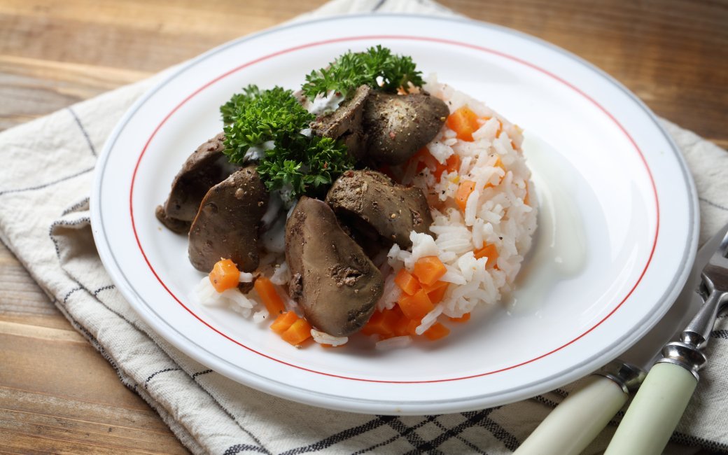 Куряча печінка з рисом і овочами