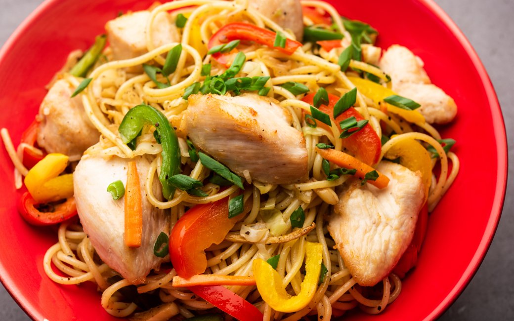 Спагетти с курицей и овощами