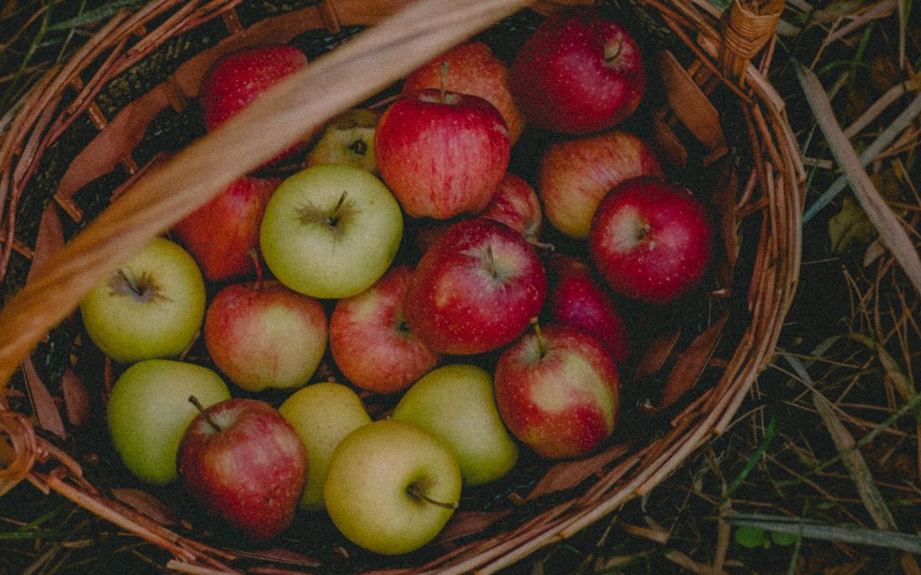 Яблука в корзині