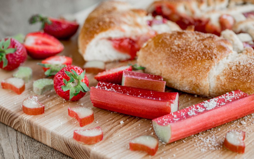 Випічка з ревенем і полуницею