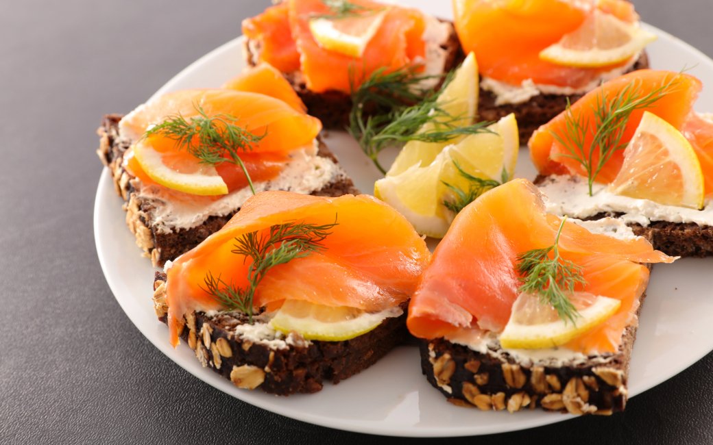 оформлення бутербродів з червоною рибою