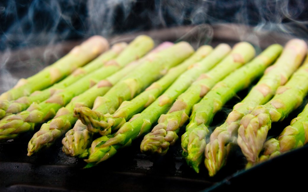Спаржа на грилі