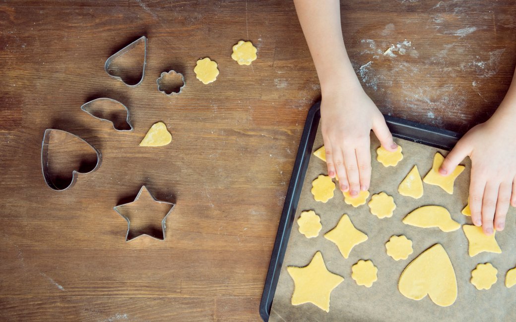 Дитина готує печиво