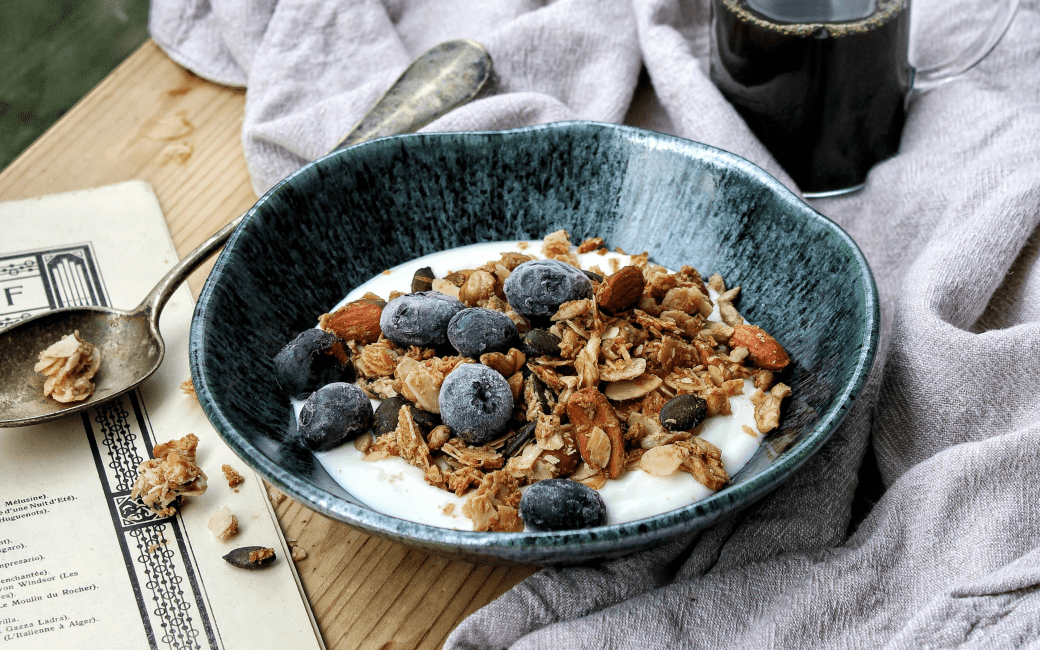 Гранола з йогуртом
