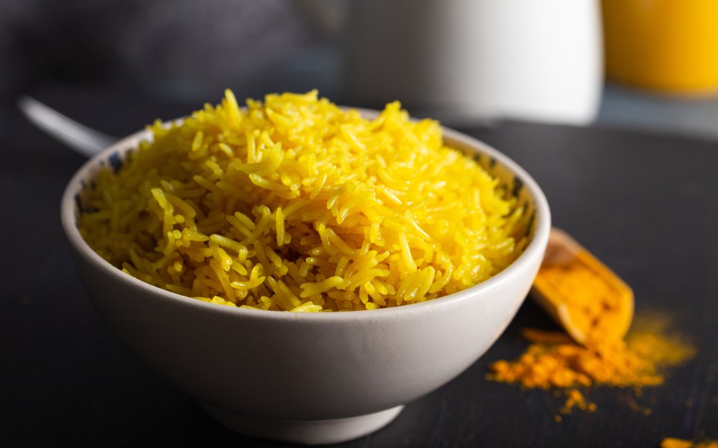 Яскрава куркума надає рису золотавого відтінку
