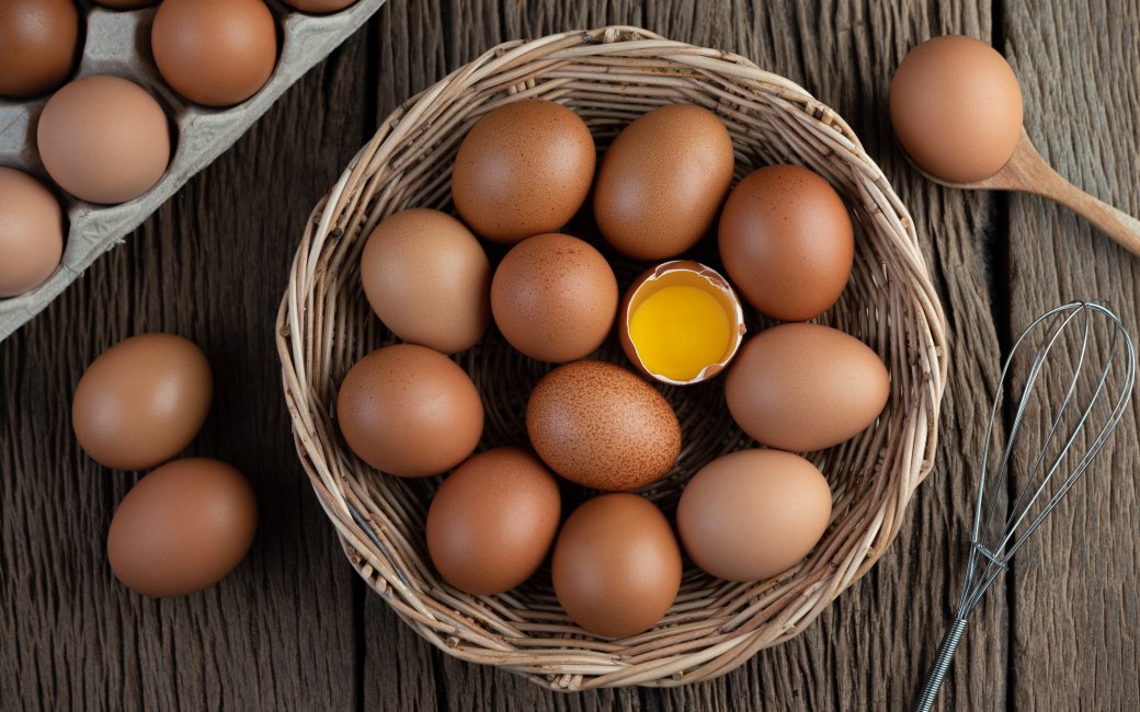 Яйца в тарелке