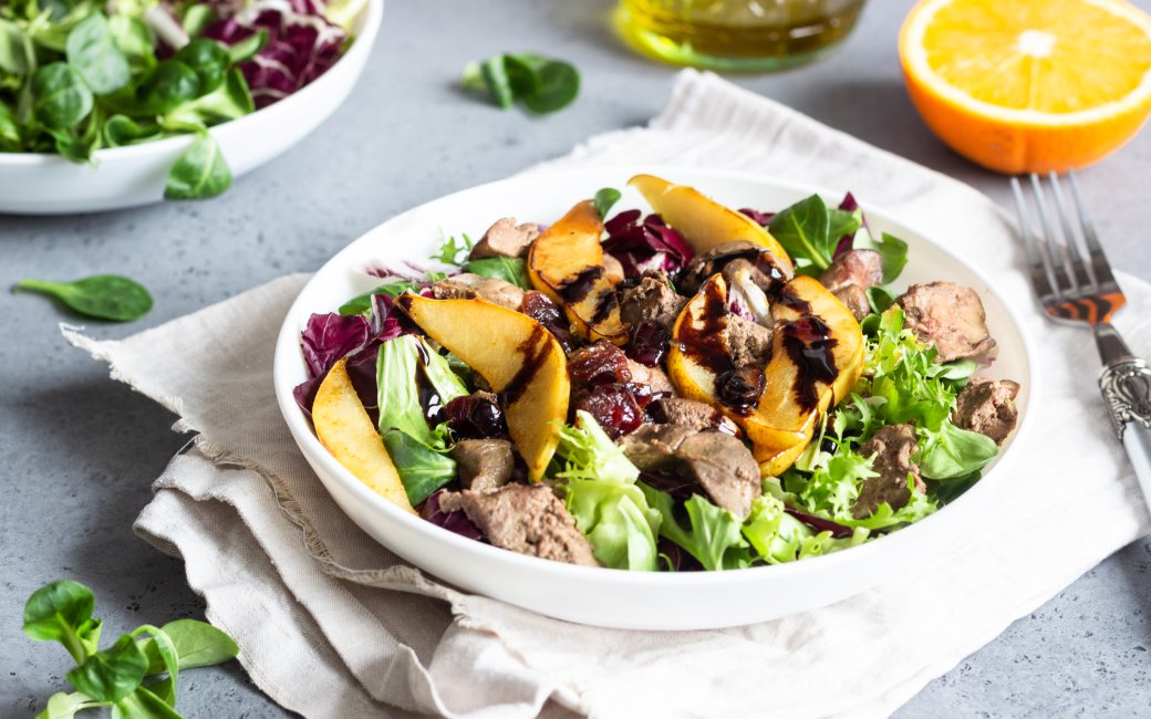 Салат з грушею і курячою печінкою