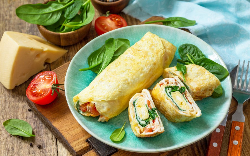 Омлет з начинкою у рулеті