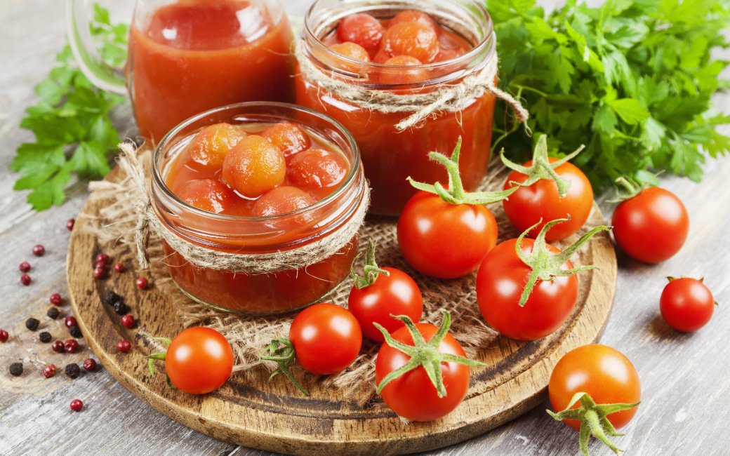 Консервовані помідори в томатному соку