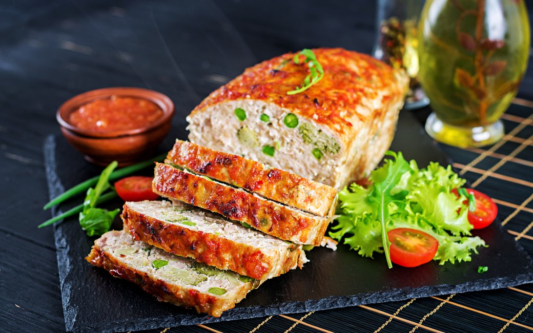 М'ясний рулет з овочами