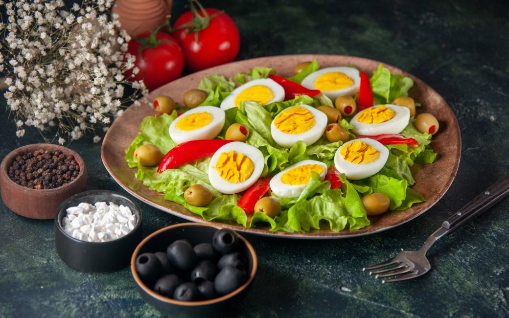 Салат з яйцями і зеленню