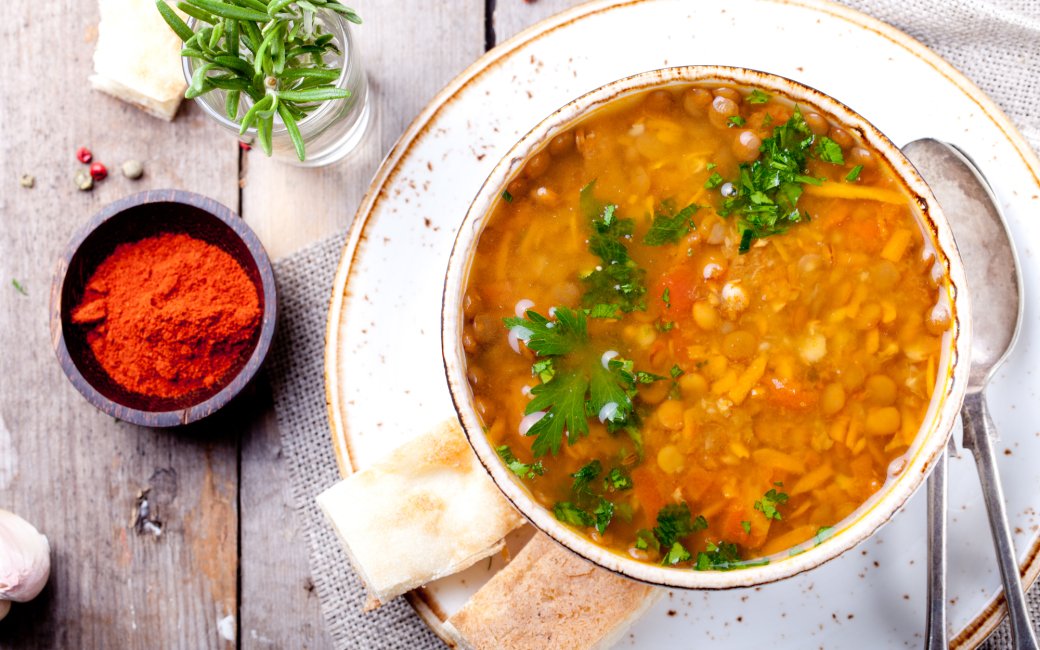 Суп із сочевиці з овочами і зеленню