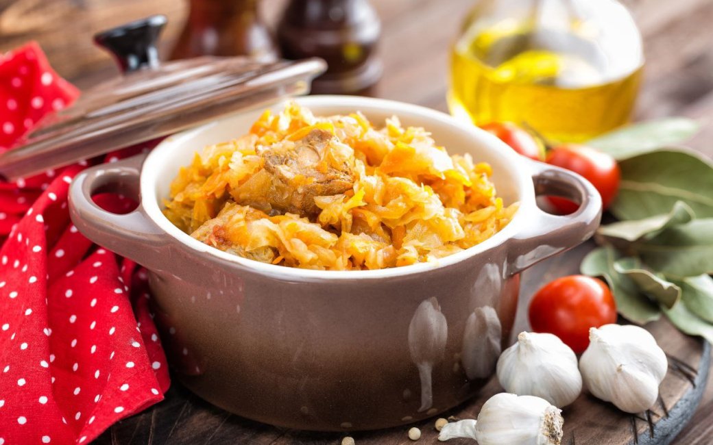 Тушкована капуста з тушонкою