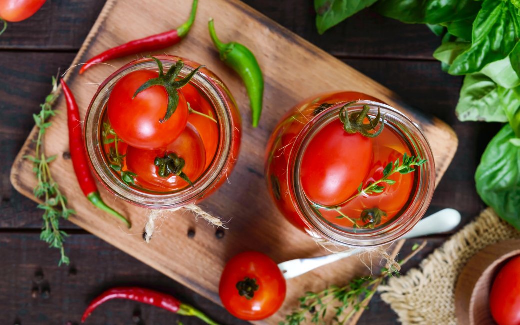 Помідори, консервовані з базиліком
