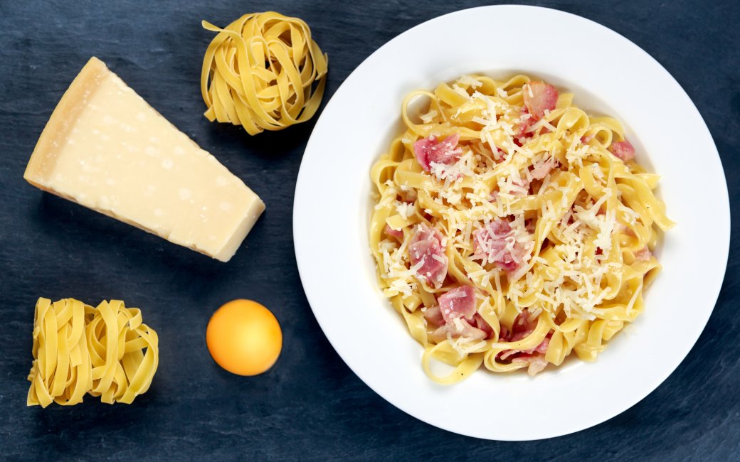 Паста з беконом, сиром і яйцем