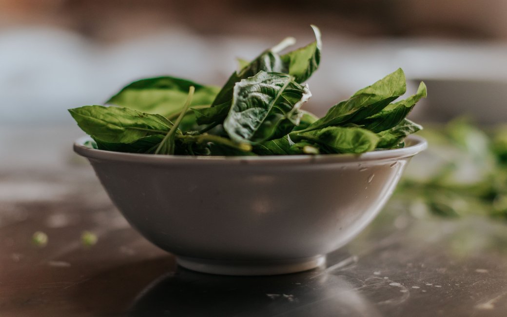 Шпинат на тарілці
