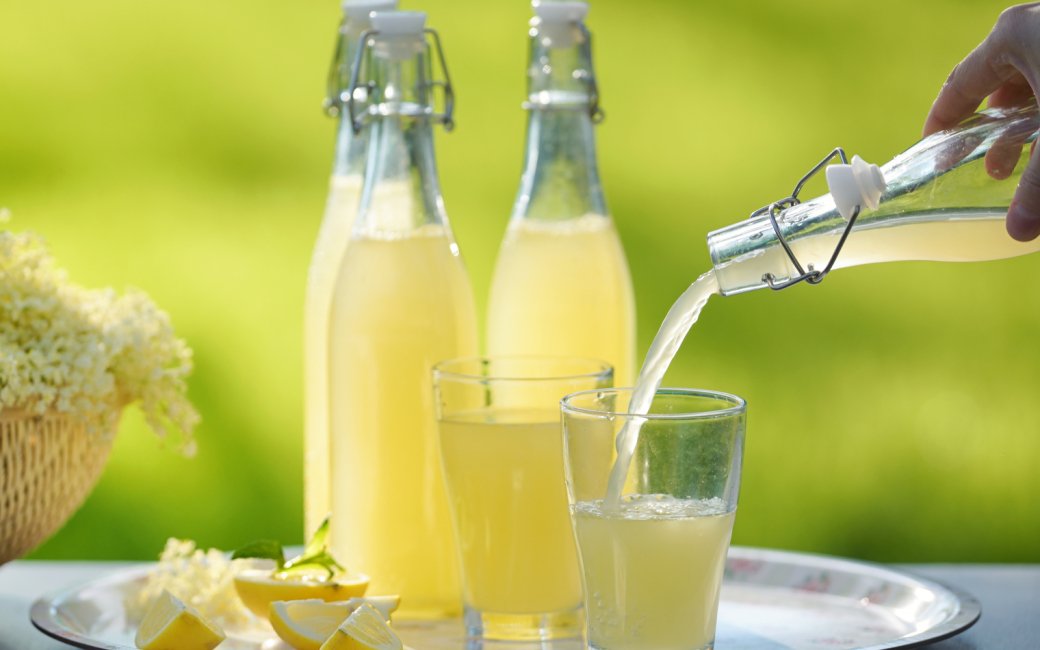 Пляшки з домашнім лимонадом