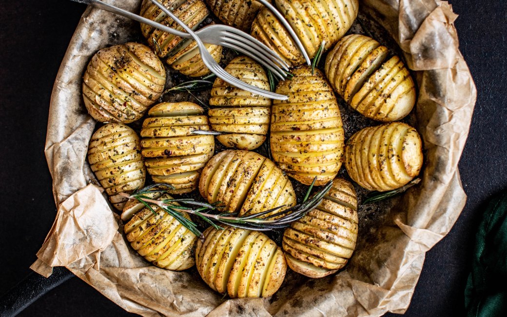 картофель на столе