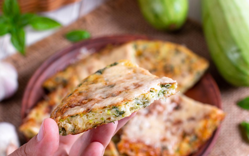 Кабачкові коржики з куркою