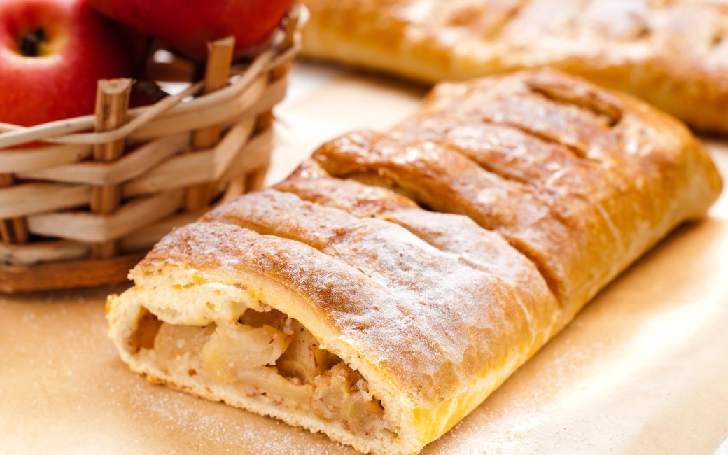 Яблучна слойка з маком