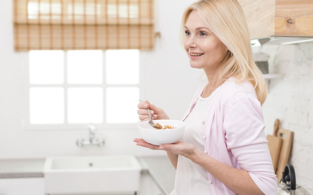 Жінка їсть пластівці