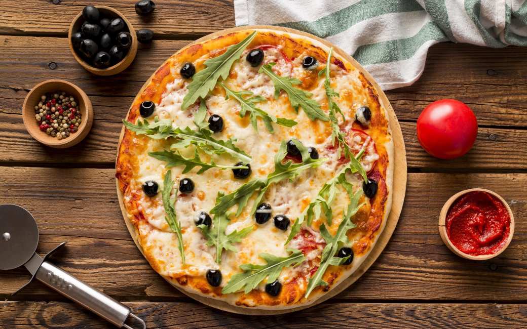 Піца з руколою і оливками
