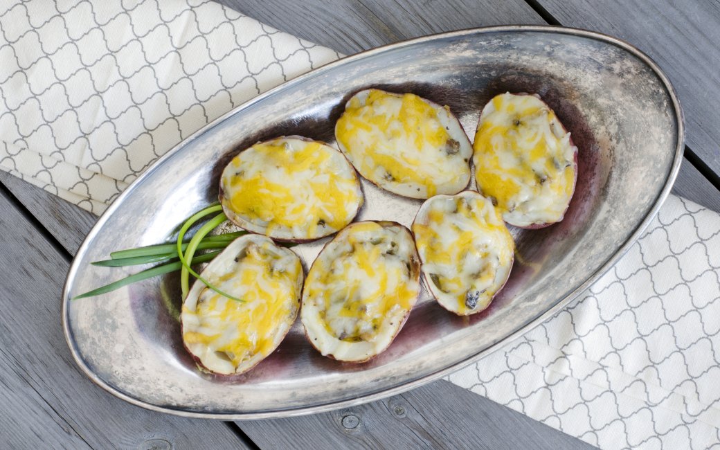 Запечена картопля, фарширована оселедцем