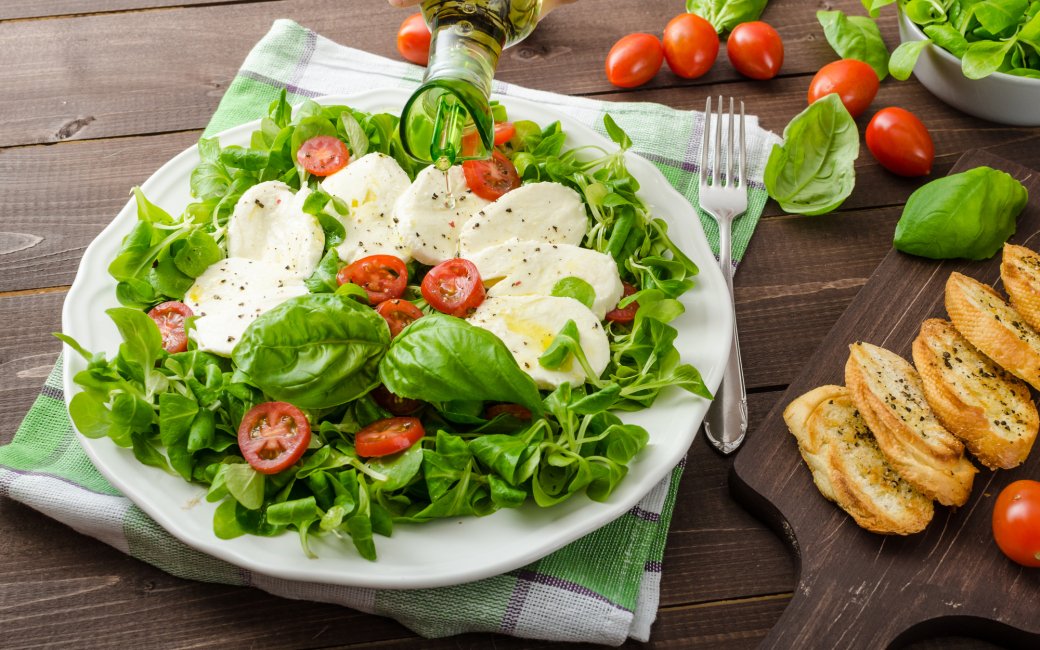 Овочевий салат з моцарелою