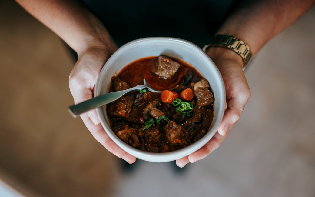 суп в руках