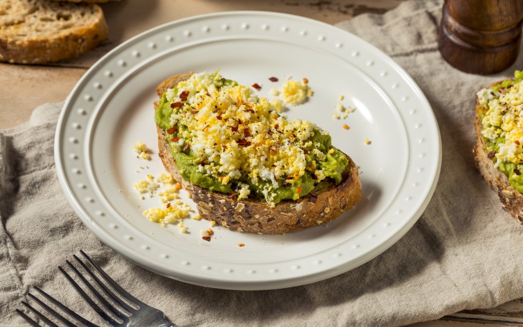скрембл авокадо тост