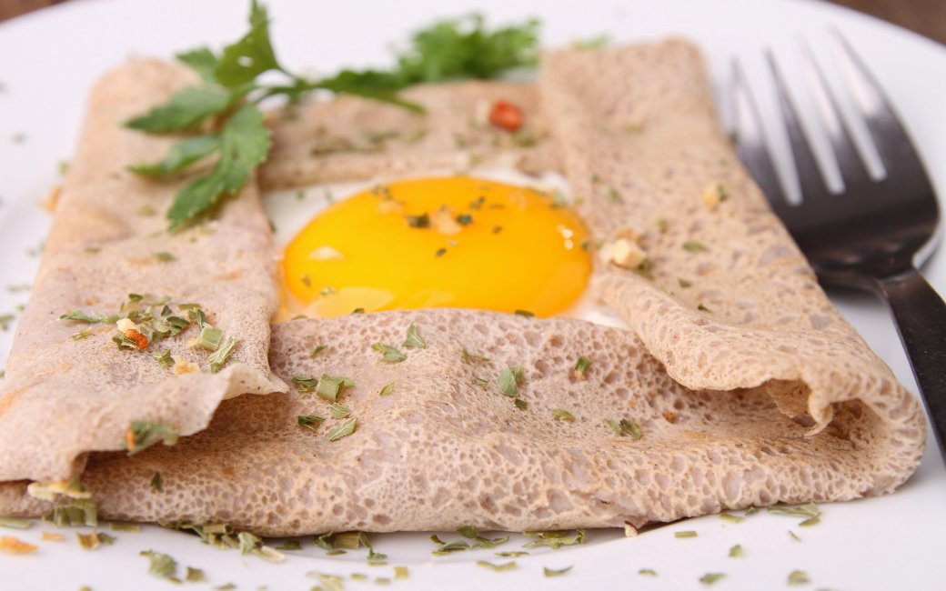 Гречані крепи із шинкою і яйцем