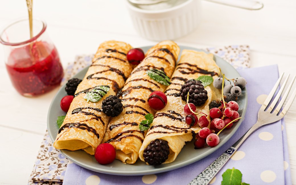 Млинці з фруктами на сніданок