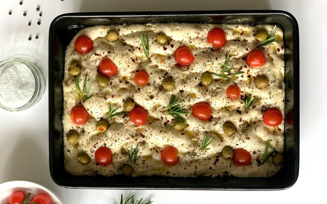 Фокача з томатами і оливками